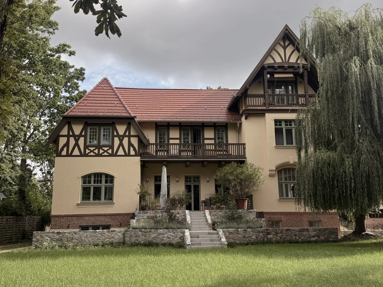 Landhaus Karl-Marx-Straße 15 in Potsdam-Babelsberg mit Sichtfachwerk, Schweizer-Stil-Balkon und Bruchsteinsockel