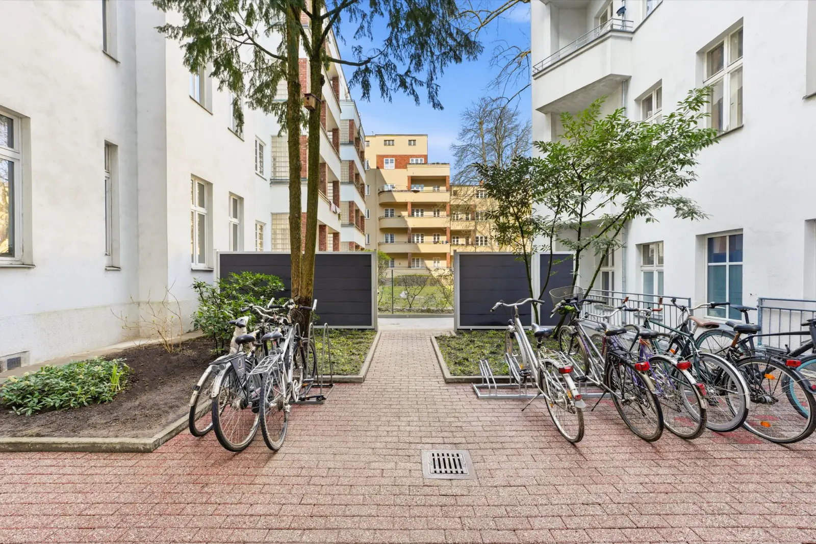 Erneuerter Innenhof mit Begrünung und Fahrradstellplätzen, Zechliner Straße