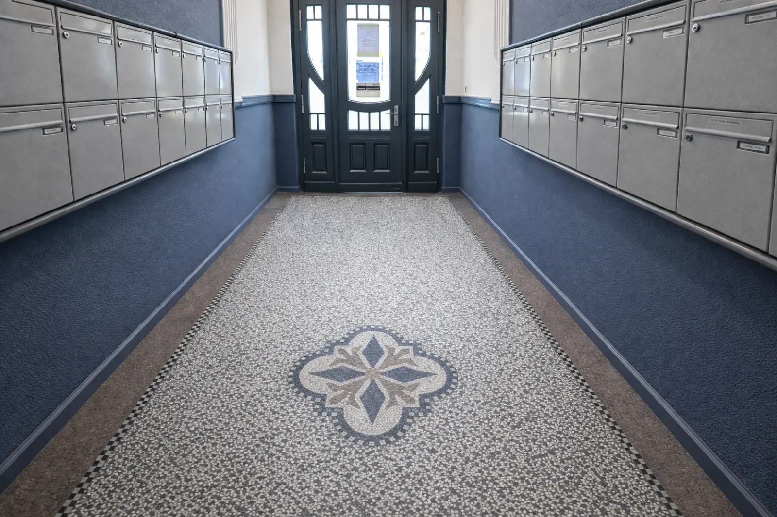 Saniertes Treppenhaus mit historischem Mosaikboden, Zechliner Straße